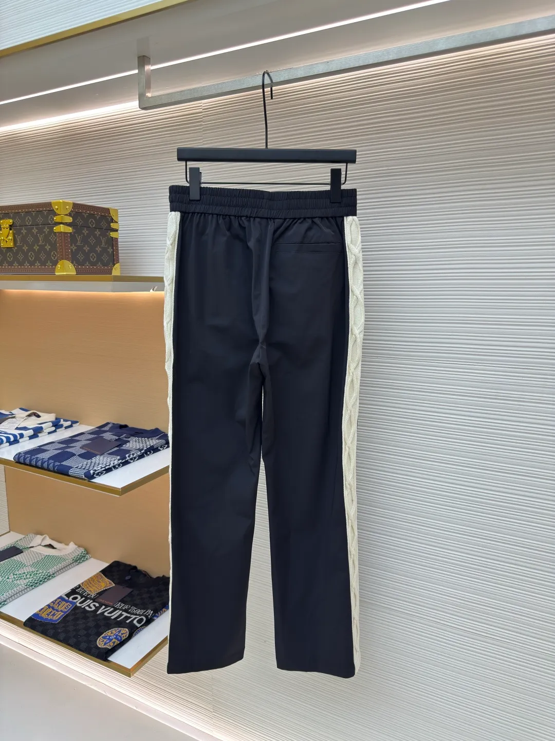 LOUIS VUITTON flower embroidered letter trousers ●Authentic product: Purchased and developed by 9250 ●Item number: 1680157-A85 ●Fabric: nylon twill fabric ●Technology: embroidery production ●Version: Fitted version ●Weight: about 400 grams ●Size: 44-46-48-50 ●Description: The fabric is made of 75D nylon twill with a rubber coating on the bottom to increase the stiffness of the fabric. The front panel is embroidered with a Tajima embroidery machine imported from Japan. The side webbing pieces are all marked with a dot pen by hand. The flat car is used to stitch the webbing back and forth to ensure that the woolen webbing fits smoothly on the cut pieces. The overall routing is straight and delicate. The fabric is comfortable and soft. The color is consistent and has no color difference. It can be matched with the same style to create a fashionable look and control various occasions. Customized accessories, complete three labels, same style for men and women!